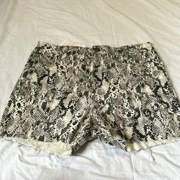Kut from the Kloth Gidget High Rise Snake Print Cut Off Shorts size 8 NWT - Picture 3 of 6